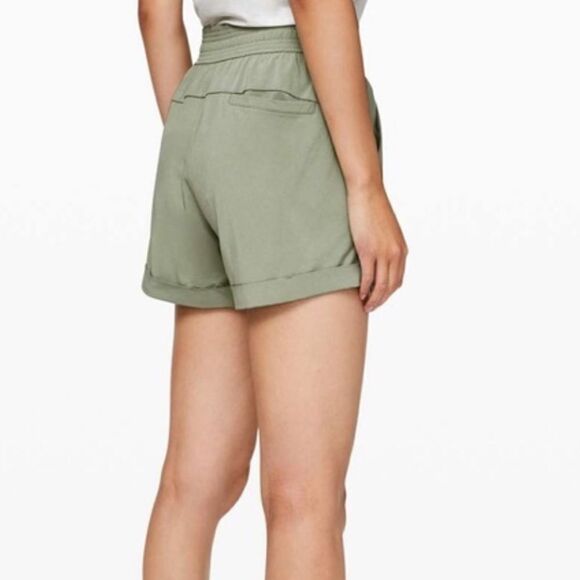 Lululemon Spring Break Away Short 3” in green - Picture 2 of 6